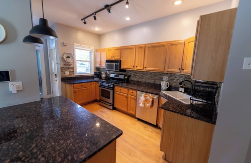 Chicago House | Charming single-family home for 6! FREE Parking!
