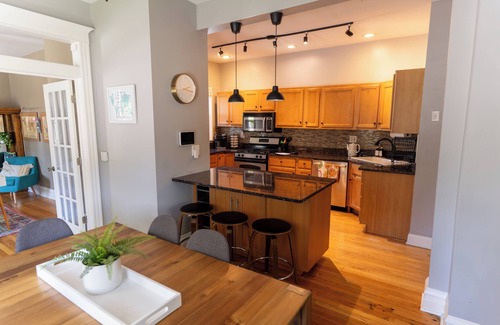Chicago House | Charming single-family home for 6! FREE Parking!