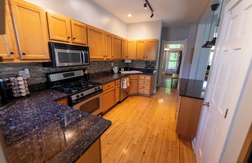 Chicago House | Charming single-family home for 6! FREE Parking!
