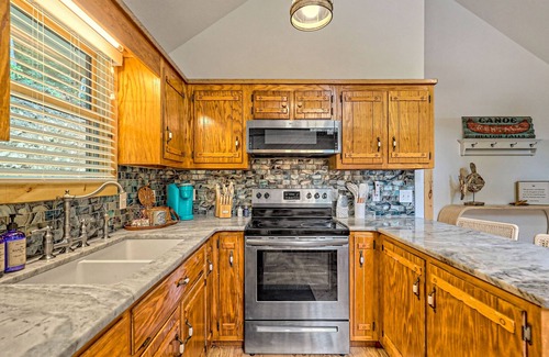 Blairsville Cabin | Charming, single-level cabin with a gas fireplace plus forest & mountain view
