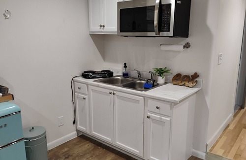 Nashville Apartment | Charming spacious guest room.Private entrance,parking,Wifi,bathroom,kitchenette.