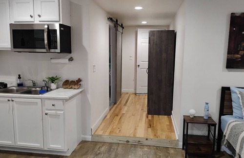 Nashville Apartment | Charming spacious guest room.Private entrance,parking,Wifi,bathroom,kitchenette.
