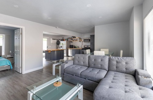 National City House | Charming Spacious House in San Diego Super Close to Great Activities