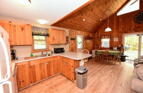 Eidelweiss Village House | Charming Standalone Home, Close to Sandy Beach w 2 Kayaks