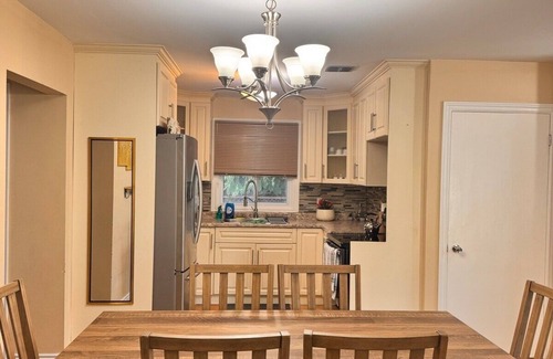 East Windsor House | Charming Stay in Windsor Comfort Meets Convenience