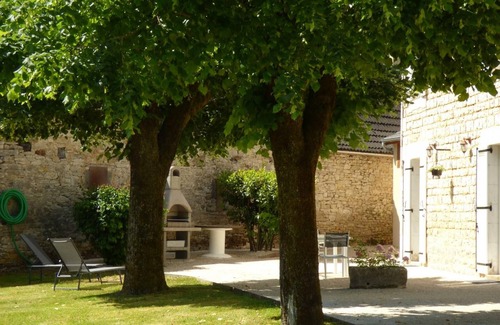 Coly Cottage | Charming Stone House with Garden & Modern Amenities in Coly-Saint-Amand