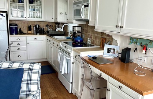 Goshen Cottage | Charming StoneHarbor WATERFRONT back-bay cottage minutes to beautiful SH beaches