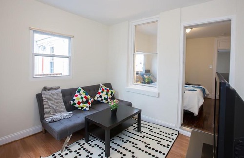 Petworth House | Charming studio - 3 min walk to PETWORTH Metro station; 10 min to Convention Center