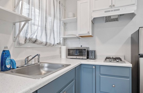 Modesto House | Charming studio-bungalow in Modesto with WiFi, AC. Near Hospitals & Downtown