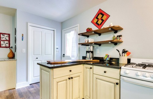 Murphy Apartment | Charming Studio Cottage in Brasstown: Secluded Gem