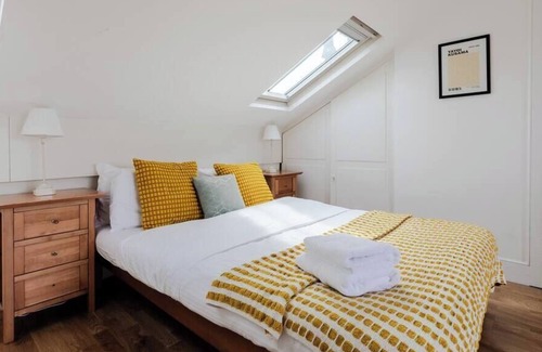 South Hampstead Apartment | Charming studio with balcony in St John's Wood