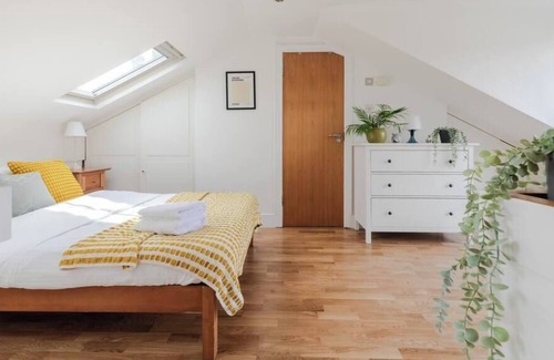 South Hampstead Apartment | Charming studio with balcony in St John's Wood