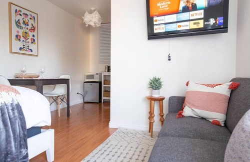 Valinda House | Charming Studio Guest House: w/Queen Bed, Mini-Kitchen, and Parking - Minutes from Downtown LA!