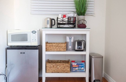 Valinda House | Charming Studio Guest House: w/Queen Bed, Mini-Kitchen, and Parking - Minutes from Downtown LA!