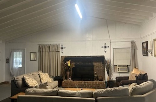 Ruth Apartment | Charming studio in the country with highspeed fiber WiFi. Great location!