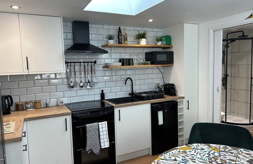 Glastonbury Apartment | Charming studio on the outskirts of Glastonbury with WiFi and parking.