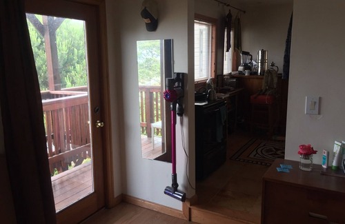 Westwood Park Apartment | Charming Studio Space in Ingleside