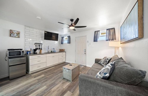 San Jacinto Apartment | Charming Studio Steps from the Beach