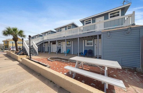 San Jacinto Apartment | Charming Studio Steps from the Beach