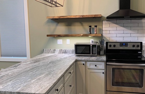 Hendersonville Apartment | Charming studio in beautiful Hendersonville with AC, WiFi, hot tub & gated