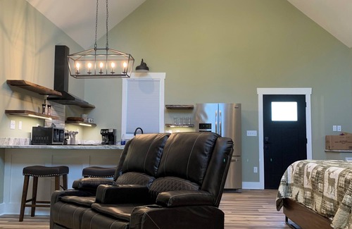 Hendersonville Apartment | Charming studio in beautiful Hendersonville with AC, WiFi, hot tub & gated