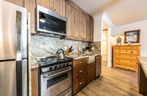 Truckee Apartment | Charming Studio w/Kitchen #115 at Donner Lake Village