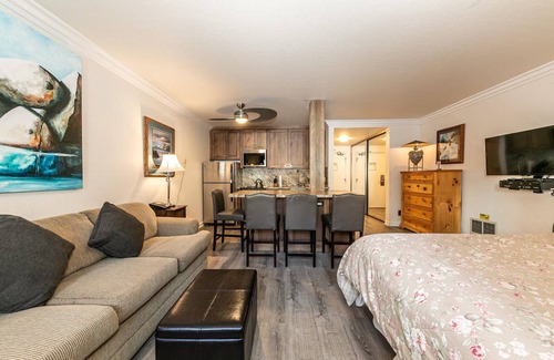Truckee Apartment | Charming Studio w/Kitchen #115 at Donner Lake Village
