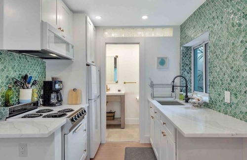 Lake Worth Apartment | Charming Studio w/Pool, One Mile to Beach