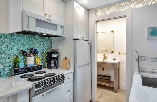 Lake Worth Apartment | Charming Studio w/Pool, One Mile to Beach