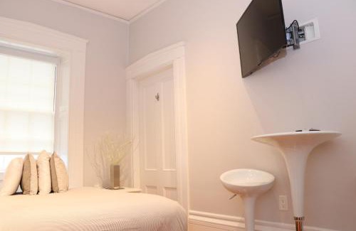 Beacon Hill Apartment | Charming & Stylish Studio on Beacon Hill #11
