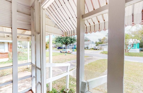 Navy Point House | Charming sun-filled home - screened-in patio