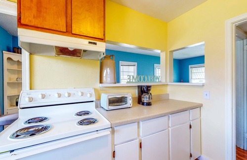 Navy Point House | Charming sun-filled home - screened-in patio