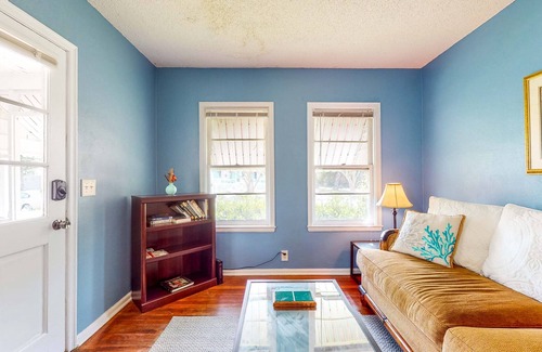 Navy Point House | Charming sun-filled home - screened-in patio