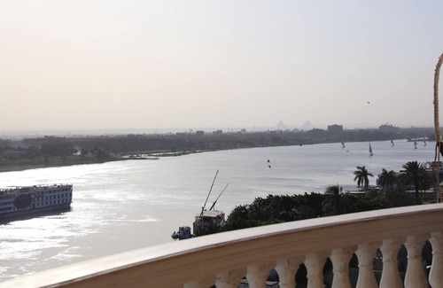 Giza Apartment | Charming sunset,with Panoramic Nile view and pyramid view.