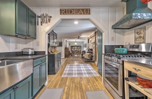 North Sutton Cottage | Charming Sutton Cottage: Walk to Lake & Farm!