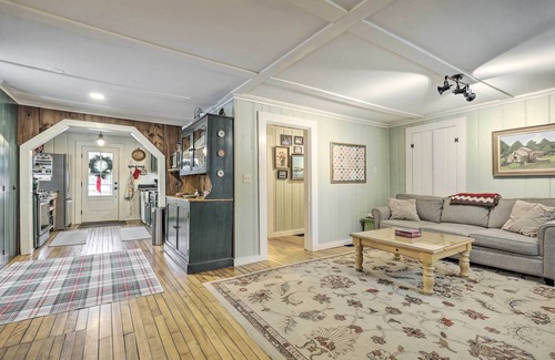 North Sutton Cottage | Charming Sutton Cottage: Walk to Lake & Farm!