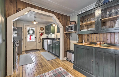 North Sutton Cottage | Charming Sutton Cottage: Walk to Lake & Farm!