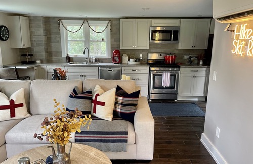 Mount Tabor Cabin | Charming, Sweet Cottage Danby Manchester, Stratton, Bromley, Dorset, Okemo