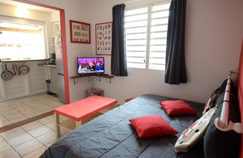 Trois-Rivieres House | charming T2 PRIVATE POOL, 500m from the beaches of SAINTE LUCE