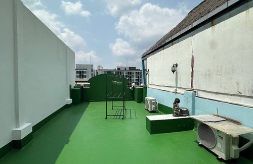 Khlong Toei House | Charming spacious room in enchanting Thong Lo, Bangkok with Full Kitchen