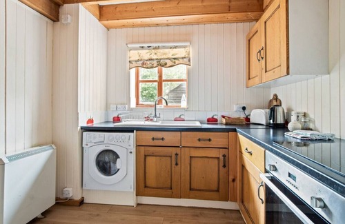 New Forest District Cottage | Charming thatched cottage with shared garden, ideal for walkers