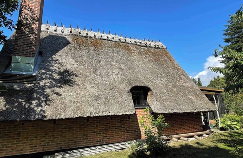 Skaverup House | Charming thatched cottage near the water