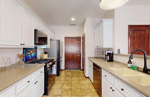 Raynolds Addition House | Charming townhome 1 mile from Old Town, Albuquerque, Zoo Bio Parks minutes away.