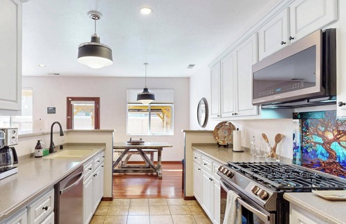 Raynolds Addition House | Charming townhome 1 mile from Old Town, Albuquerque, Zoo Bio Parks minutes away.