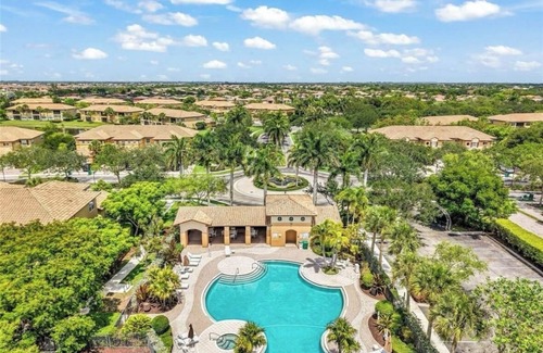Parkland House | Charming townhome 3BR - Gated, Trails, Pool & Balcony, Resort Style Location.
