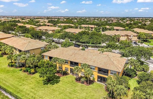 Parkland House | Charming townhome 3BR - Gated, Trails, Pool & Balcony, Resort Style Location.