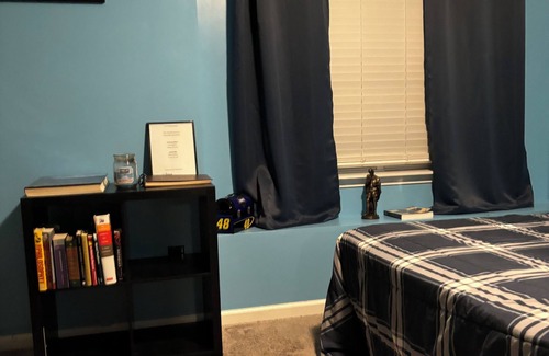 Charlotte House | Charming townhome in amazing Charlotte excellent location near airport.
