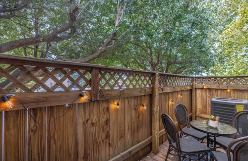 Columbia House | Charming Townhome,PRIME LOCATION,Historic,Mins to USC,TVs,Parking,Fireplace,W/D