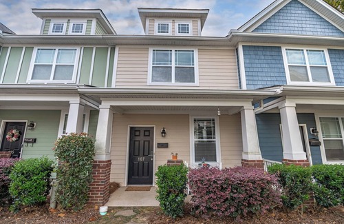 Columbia House | Charming Townhome,PRIME LOCATION,Historic,Mins to USC,TVs,Parking,Fireplace,W/D