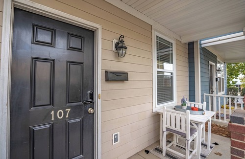Columbia House | Charming Townhome,PRIME LOCATION,Historic,Mins to USC,TVs,Parking,Fireplace,W/D